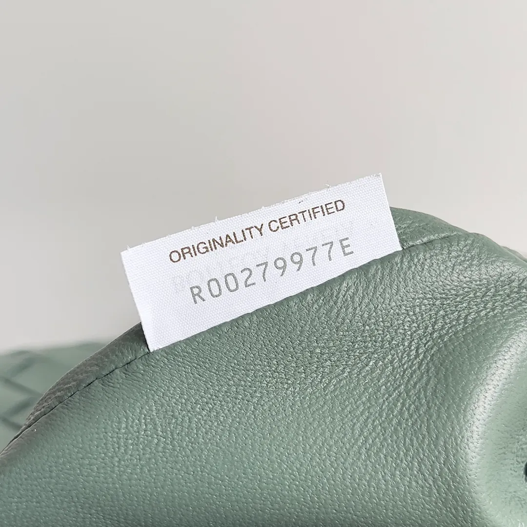 Batch 1360 It is predicted that BV Bottega’s lunch bag will be popular again this year. The entire bag is made of top nappa lambskin, which is very soft and lightweight. It also uses the intrecciato weaving process that the two founders spent several months developing from the beginning of the brand. It is completely hand-woven by Italian craftsmen. It perfectly reflects the craftsmanship of Bottega. The entire bag shape is also a very practical and popular lunch box bag type. The slightly curved arc of the bag mouth can also better fit our wrists. Style number: 754443 Size: 22*13*9